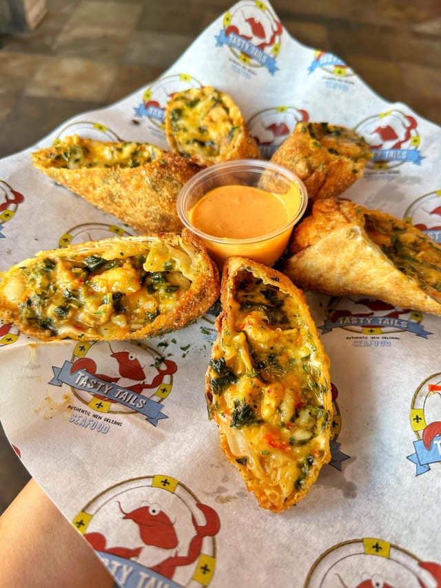 Seafood Egg Rolls (6 pc).